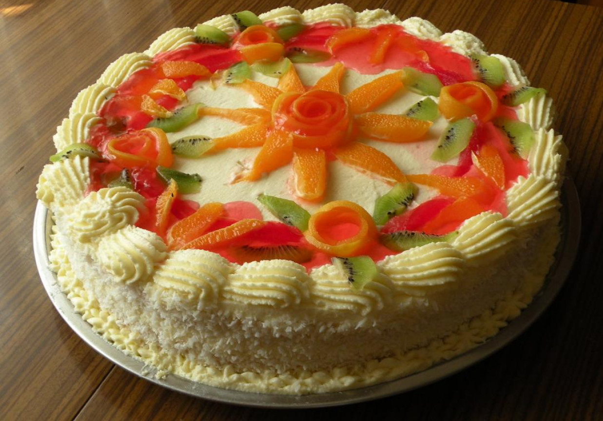 tort bezowy z owocami foto