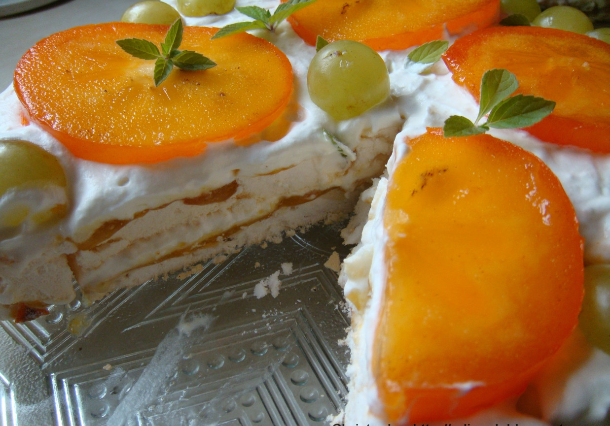 Tort bezowy z persymoną. foto