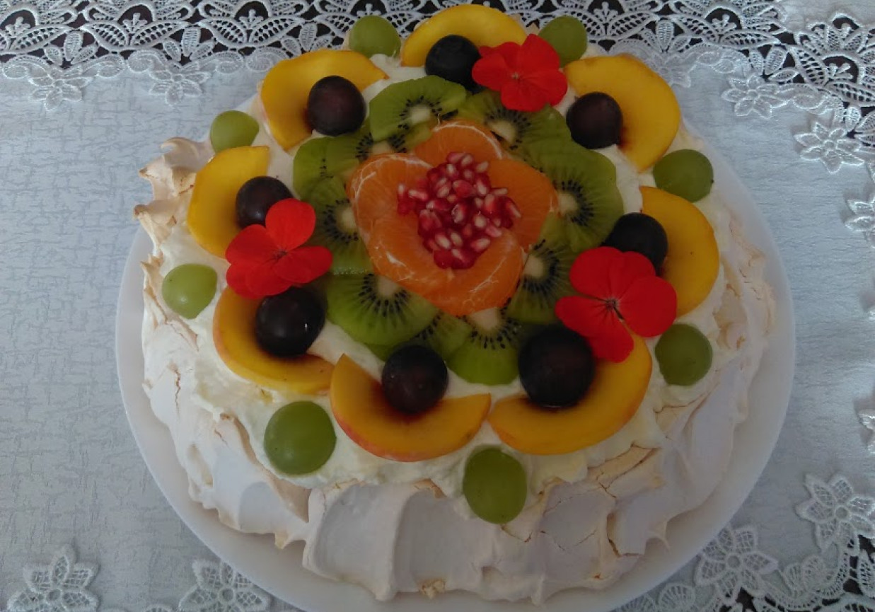 Tort bezowy z sosem z mango, kremem i owocami foto