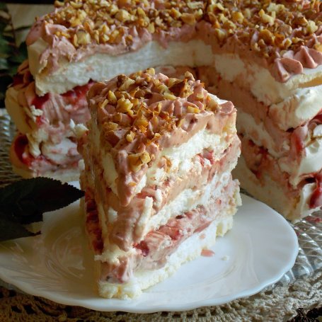 Krok 6 - Tort bezowy ze śliwkami foto