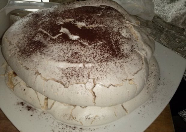 Fotografia przedstawiająca tort bezowy