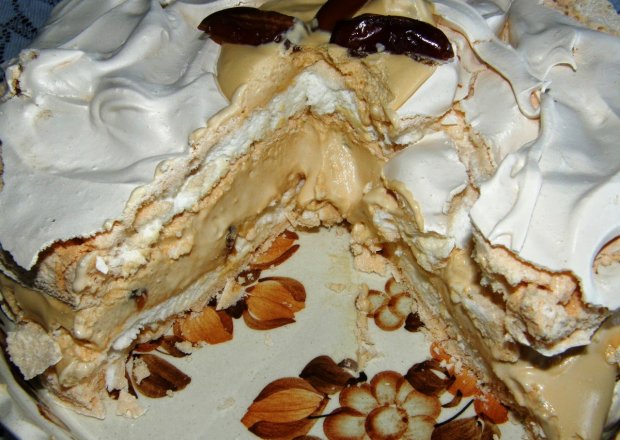 Fotografia przedstawiająca tort bezowy