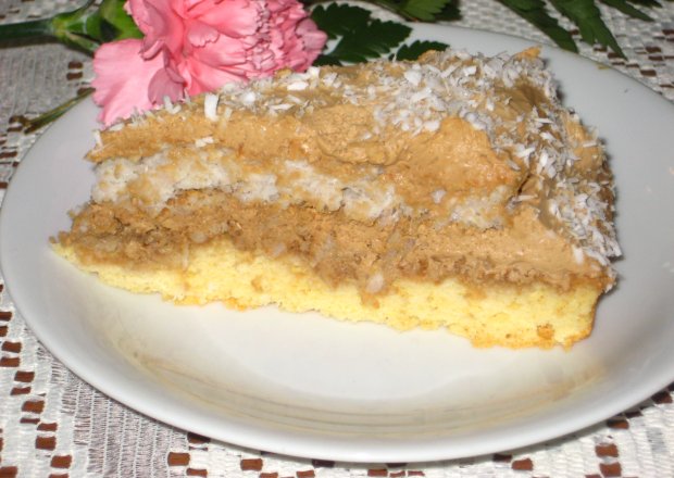 Fotografia przedstawiająca Tort biszkoptowo-kokosowy z kremem kawowym.