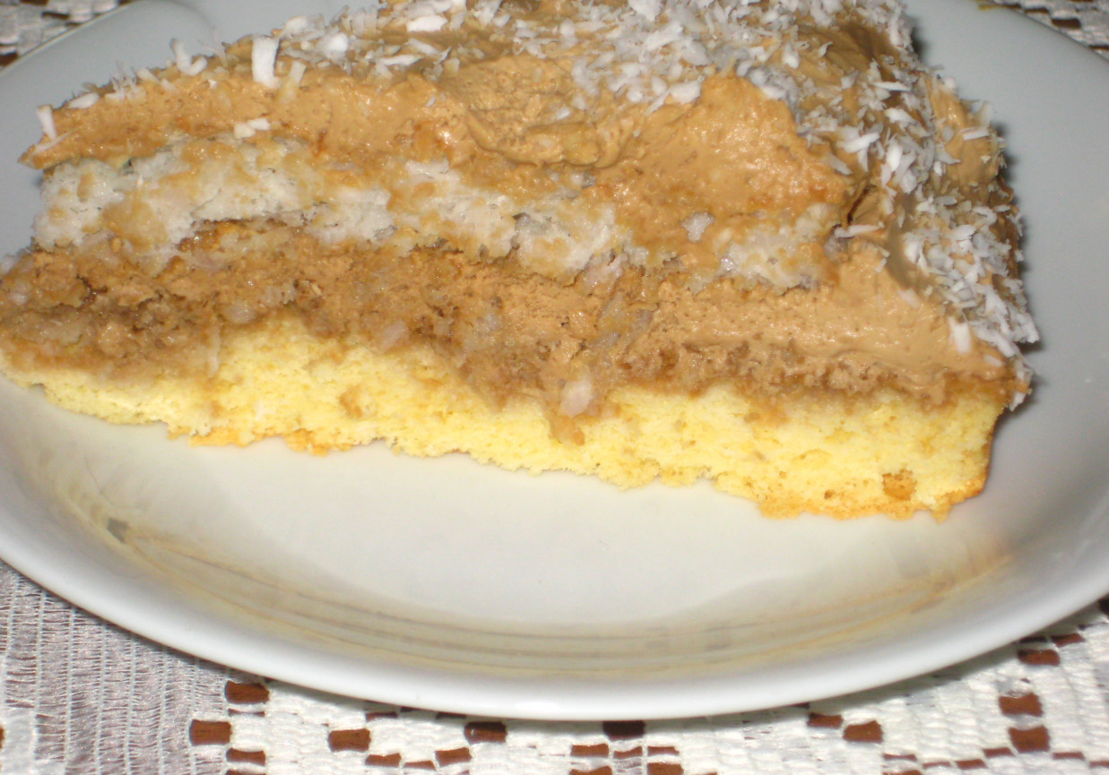 Tort biszkoptowo-kokosowy z kremem kawowym. foto