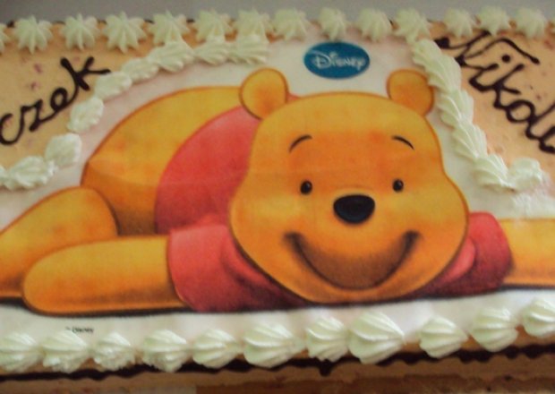 Fotografia przedstawiająca Tort brzoskwiniowy na dziecięce urodzinki