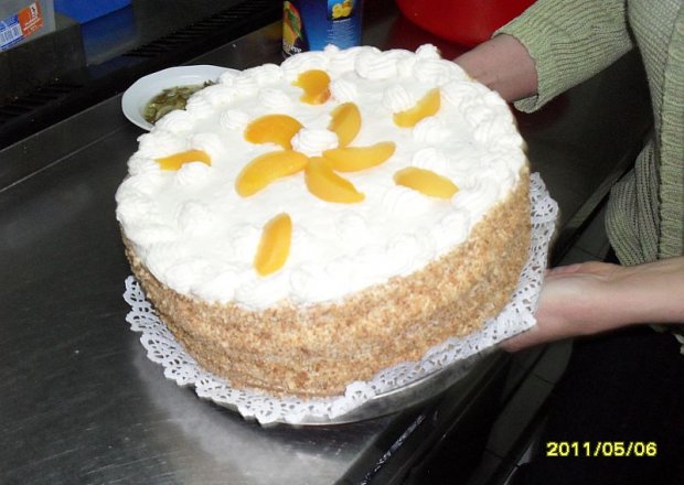 Fotografia przedstawiająca tort brzoskwiniowy