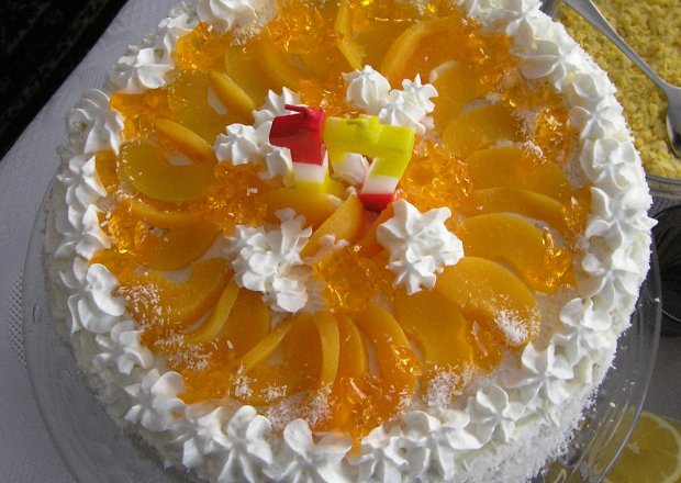 Fotografia przedstawiająca Tort brzoskwiniowy