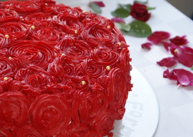 Fotografia przedstawiająca Tort cały w różach