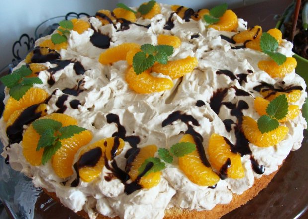 Fotografia przedstawiająca Tort cappucino z mandarynkami