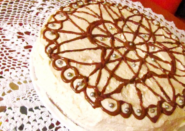 Fotografia przedstawiająca Tort chałwowo-waniliowy z bezą