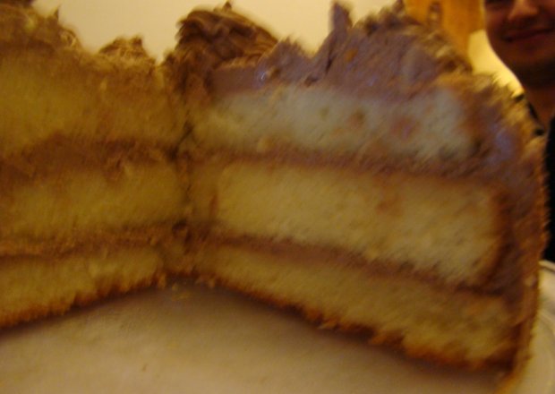 Fotografia przedstawiająca Tort chałwowo-bezowo-czekoladowy.