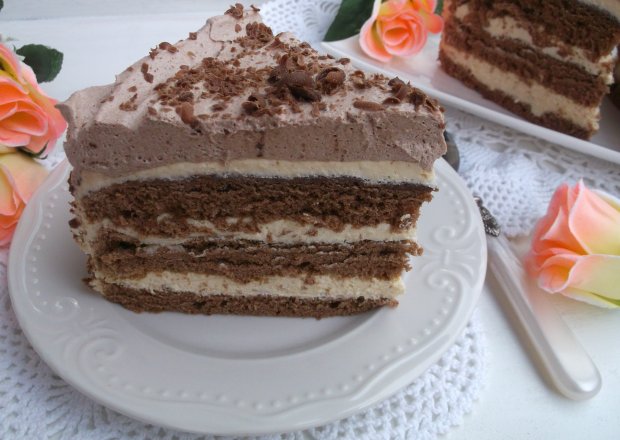 Fotografia przedstawiająca Tort czekoladowo - chałwowy.