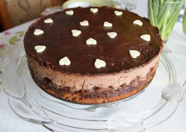 Fotografia przedstawiająca tort czekoladowo-gruszkowy