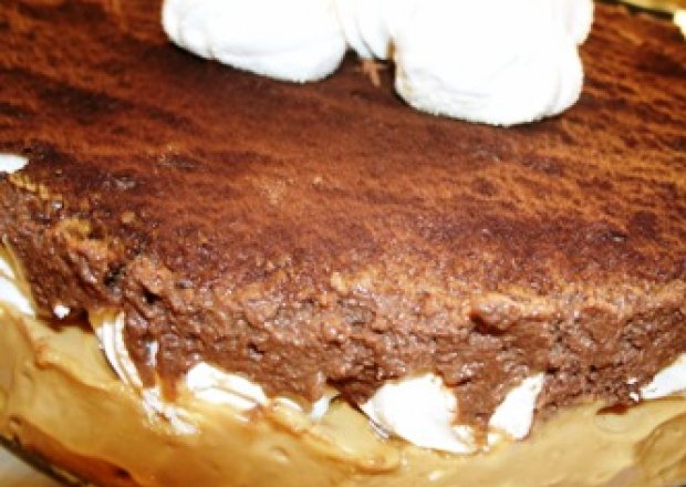 Fotografia przedstawiająca tort czekoladowo kajmakowy