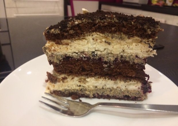 Fotografia przedstawiająca Tort czekoladowo-kawowo-makowy z bezą