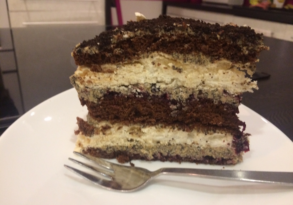 Tort czekoladowo-kawowo-makowy z bezą foto