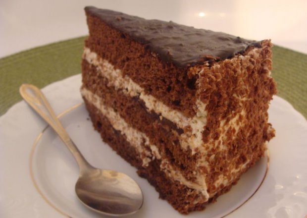 Fotografia przedstawiająca Tort czekoladowo-kawowy z powidłami śliwkowymi