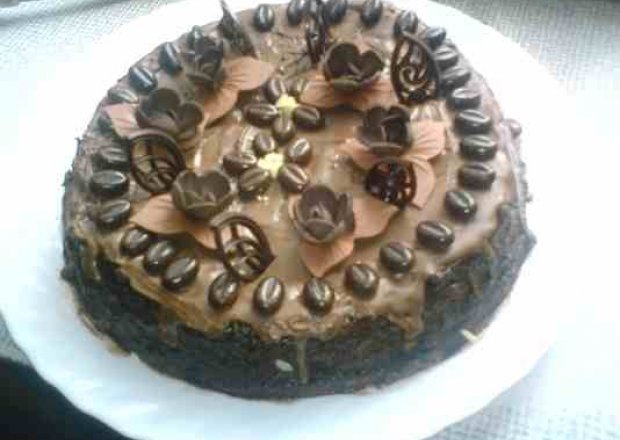 Fotografia przedstawiająca tort czekoladowo kawowy