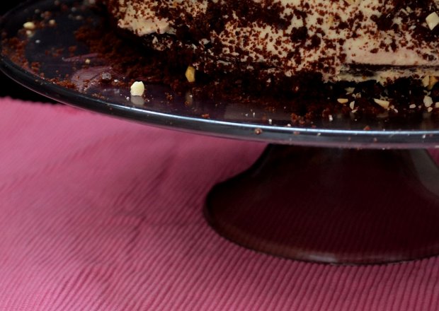 Fotografia przedstawiająca Tort czekoladowo-orzechowy