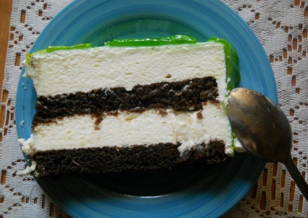 Fotografia przedstawiająca tort czekoladowo śmietanowy z galaretką