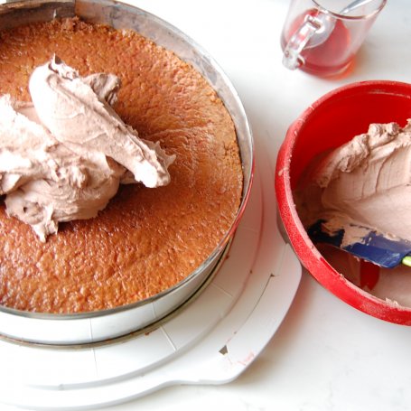 Krok 4 - Tort czekoladowo-śmietanowy z musem truskawkowym foto