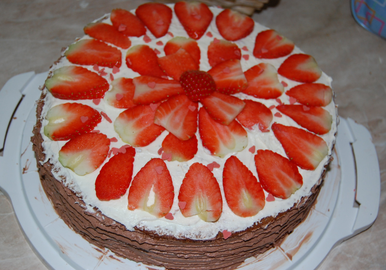Tort czekoladowo-śmietanowy z musem truskawkowym foto