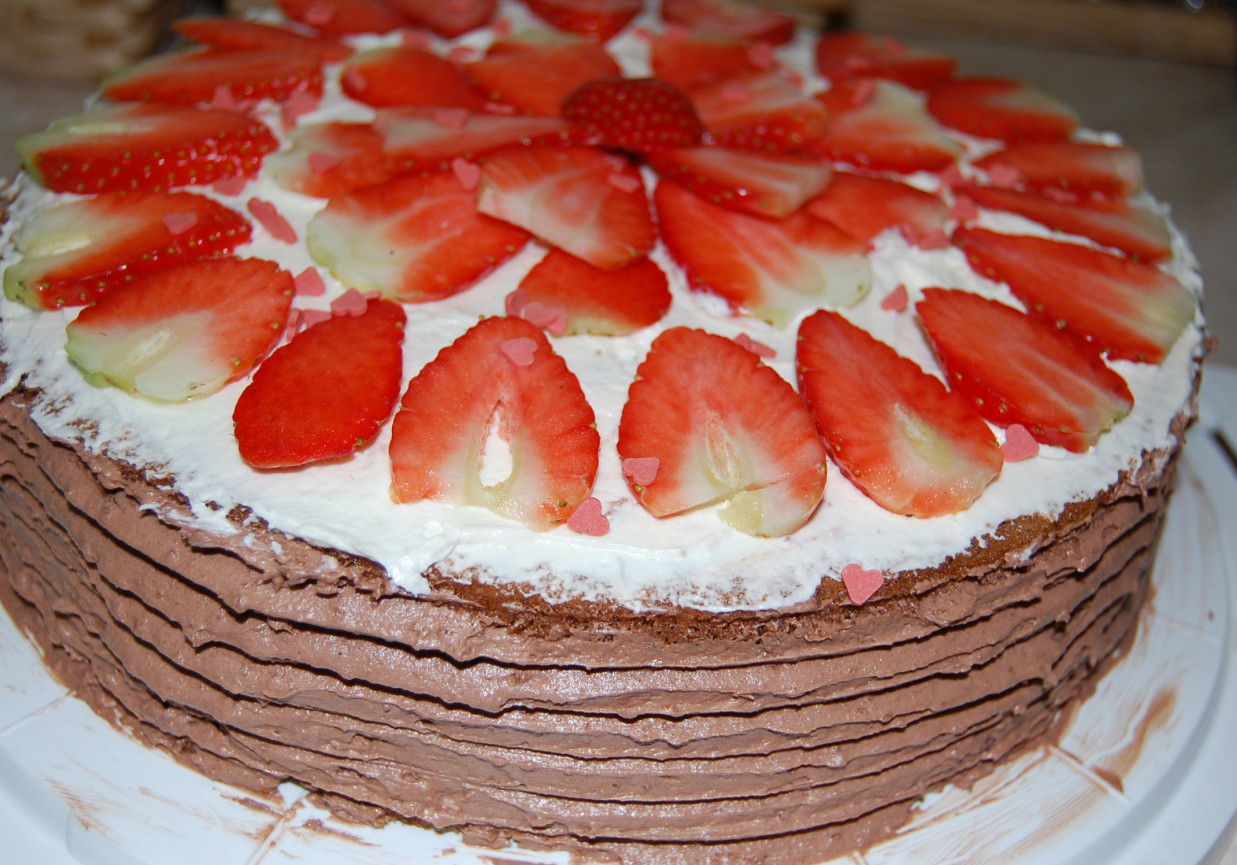 Tort czekoladowo-śmietanowy z musem truskawkowym foto