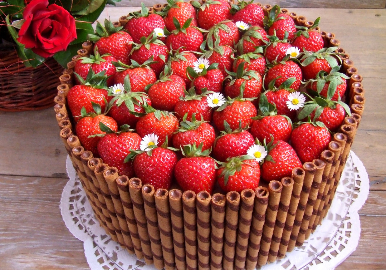 Tort czekoladowo-truskawkowy foto
