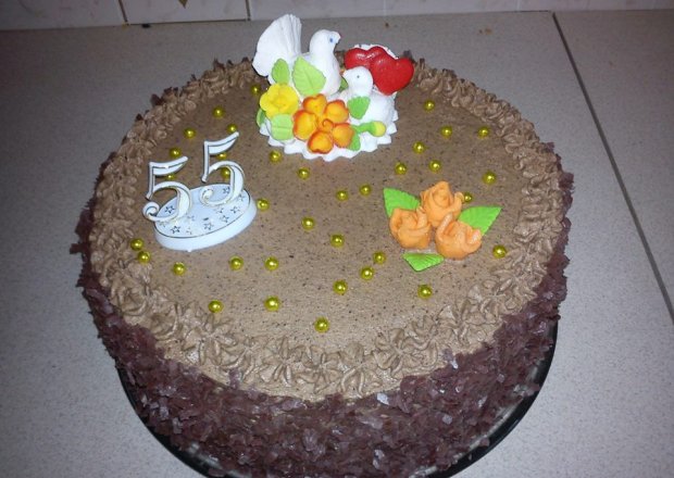 Fotografia przedstawiająca tort czekoladowo-wiśniowy