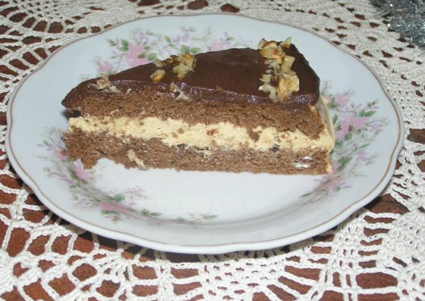 Fotografia przedstawiająca Tort czekoladowo-kawowo-orzechowy
