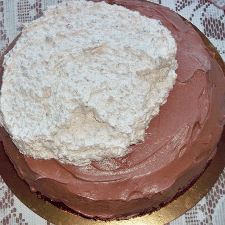 Krok 4 - Tort czekoladowo-orzechowy z kulkami kokosowymi foto