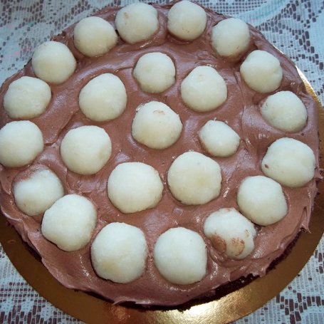Krok 3 - Tort czekoladowo-orzechowy z kulkami kokosowymi foto