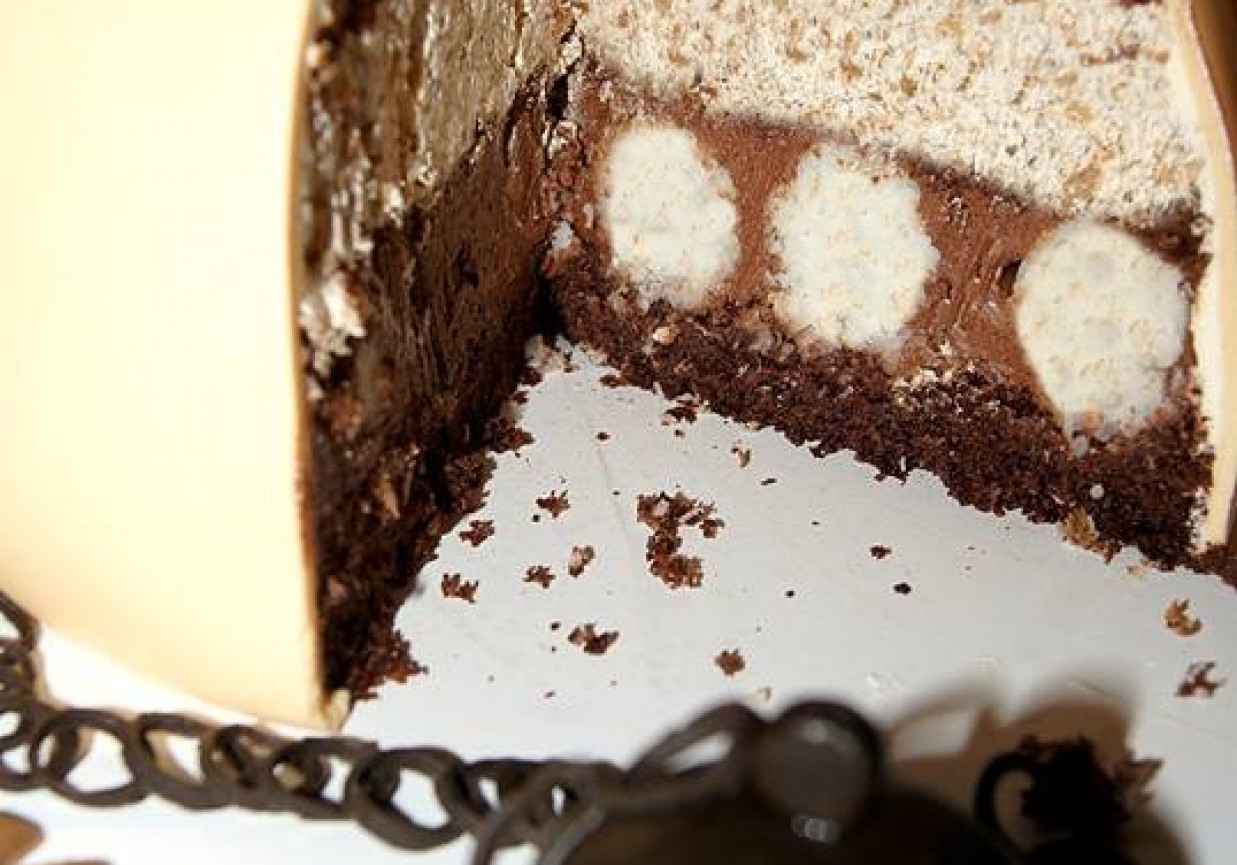 Tort czekoladowo-orzechowy z kulkami kokosowymi foto