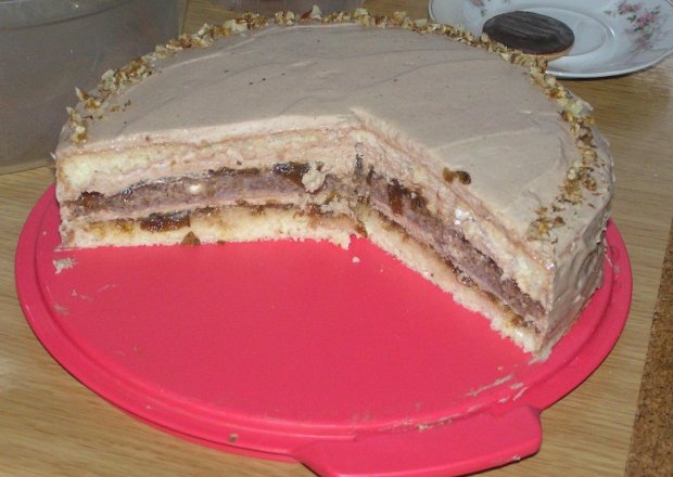 Fotografia przedstawiająca Tort czekoladowo-orzechowy z powidłami