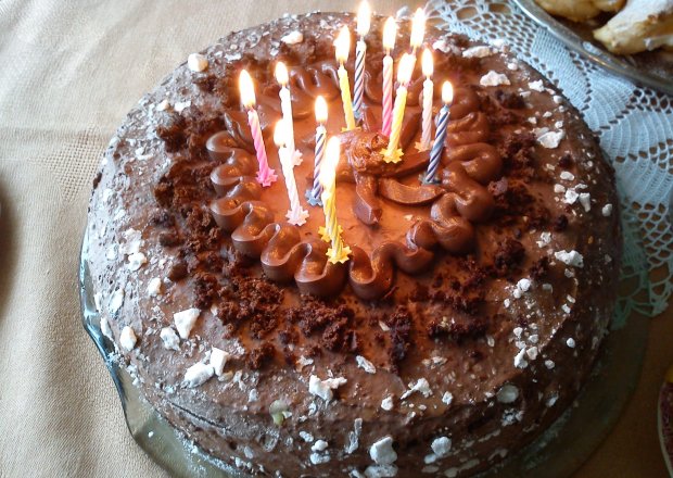 Fotografia przedstawiająca Tort czekoladowo-rumowy z bezami