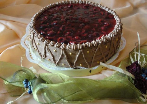 Fotografia przedstawiająca Tort czekoladowo-wiśniowy