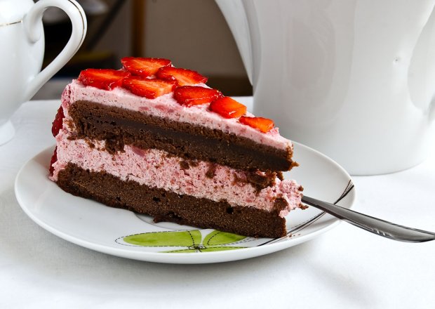 Fotografia przedstawiająca Tort czekoladowy  kremem truskawkowym