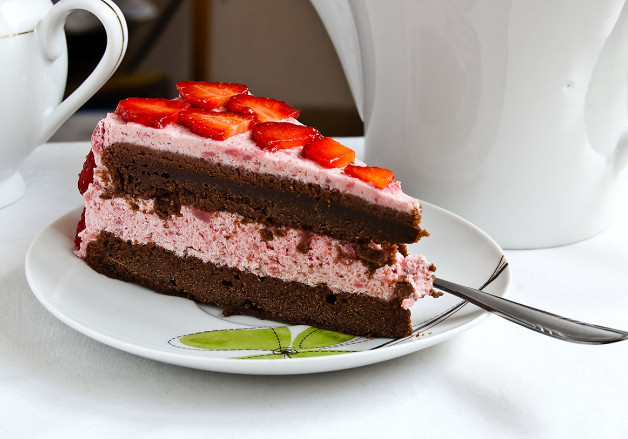 Tort czekoladowy  kremem truskawkowym foto