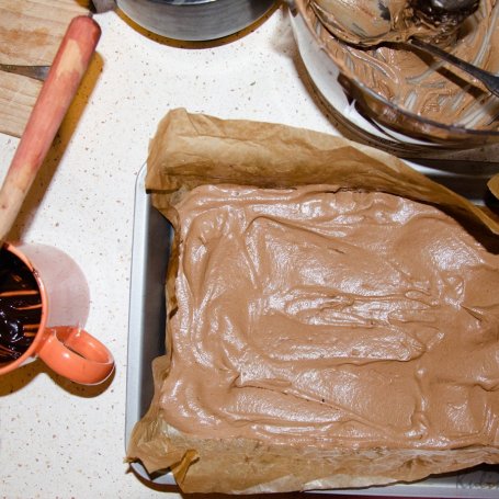 Krok 1 - Tort czekoladowy przekładany serem z malinami foto