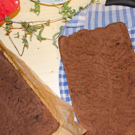 Krok 2 - Tort czekoladowy przekładany serem z malinami foto