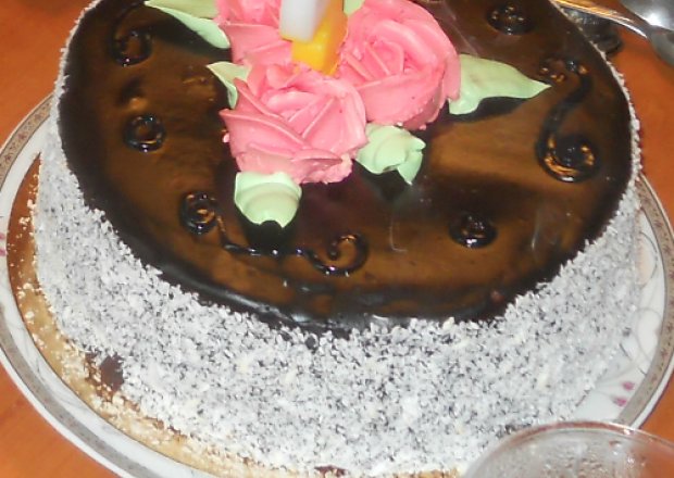 Fotografia przedstawiająca tort czekoladowy z ananasem