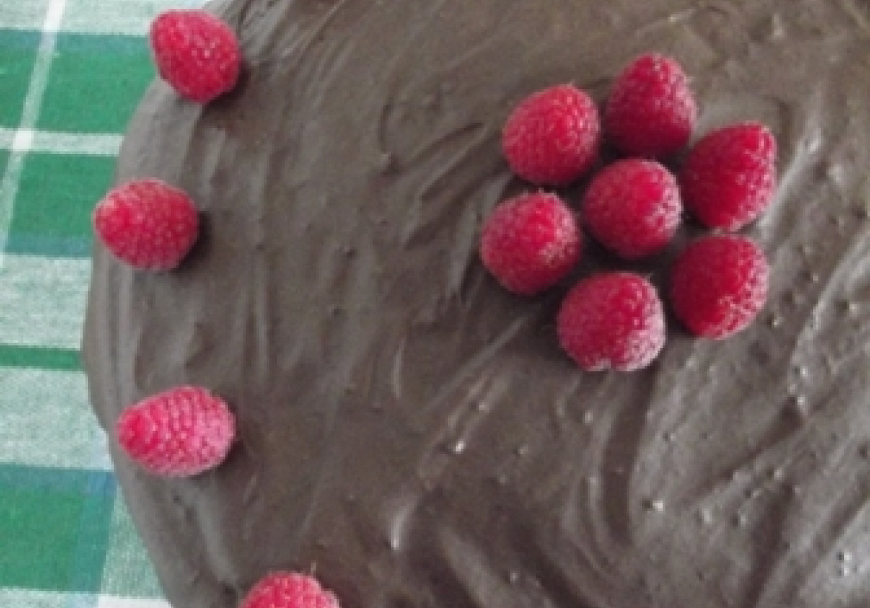 Tort czekoladowy z bitą śmietaną i malinami foto