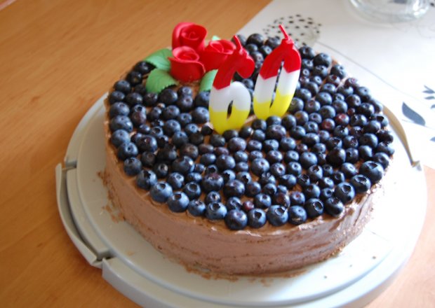 Fotografia przedstawiająca Tort czekoladowy z borówkami