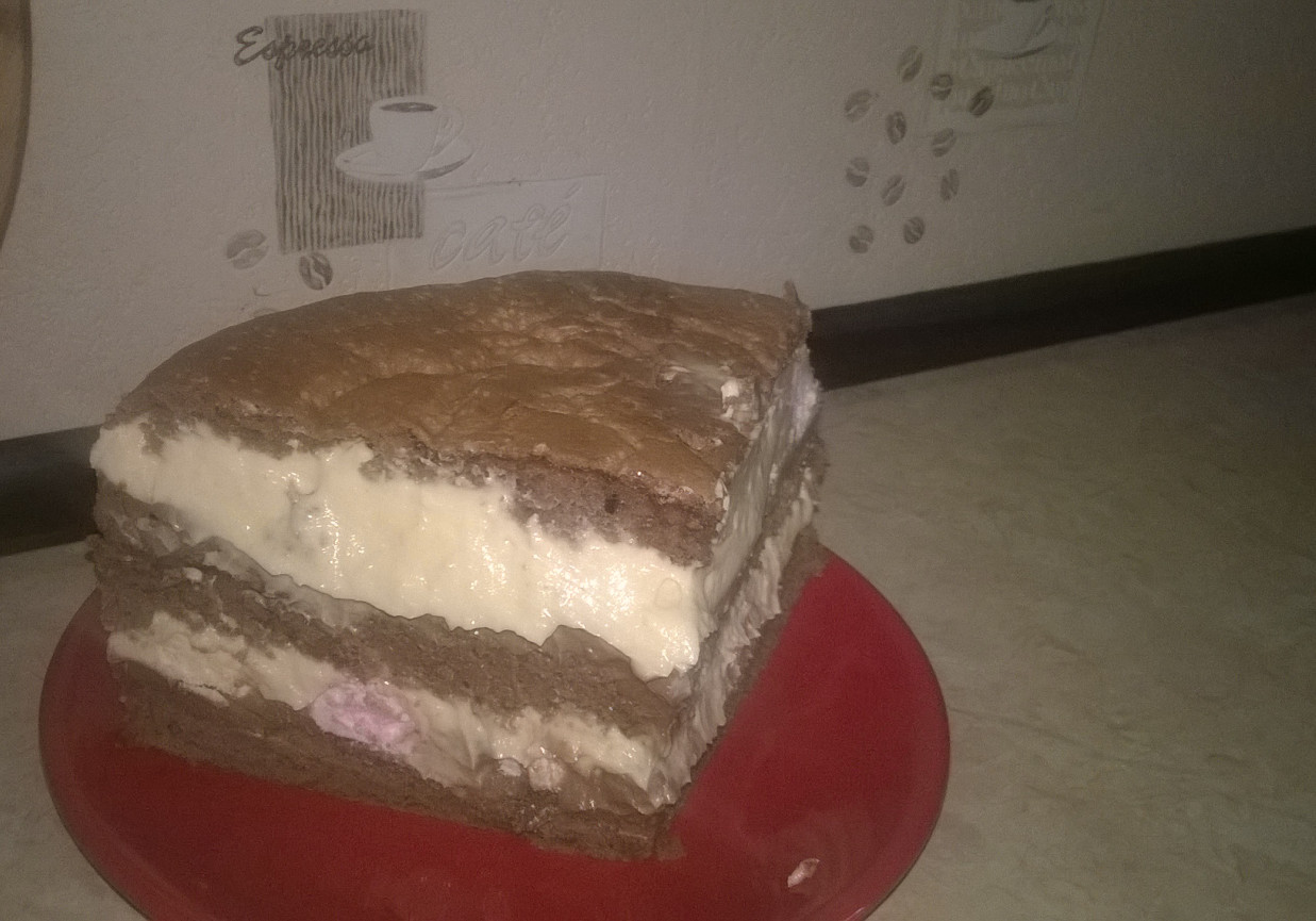 Tort czekoladowy z chalwa i bezami foto