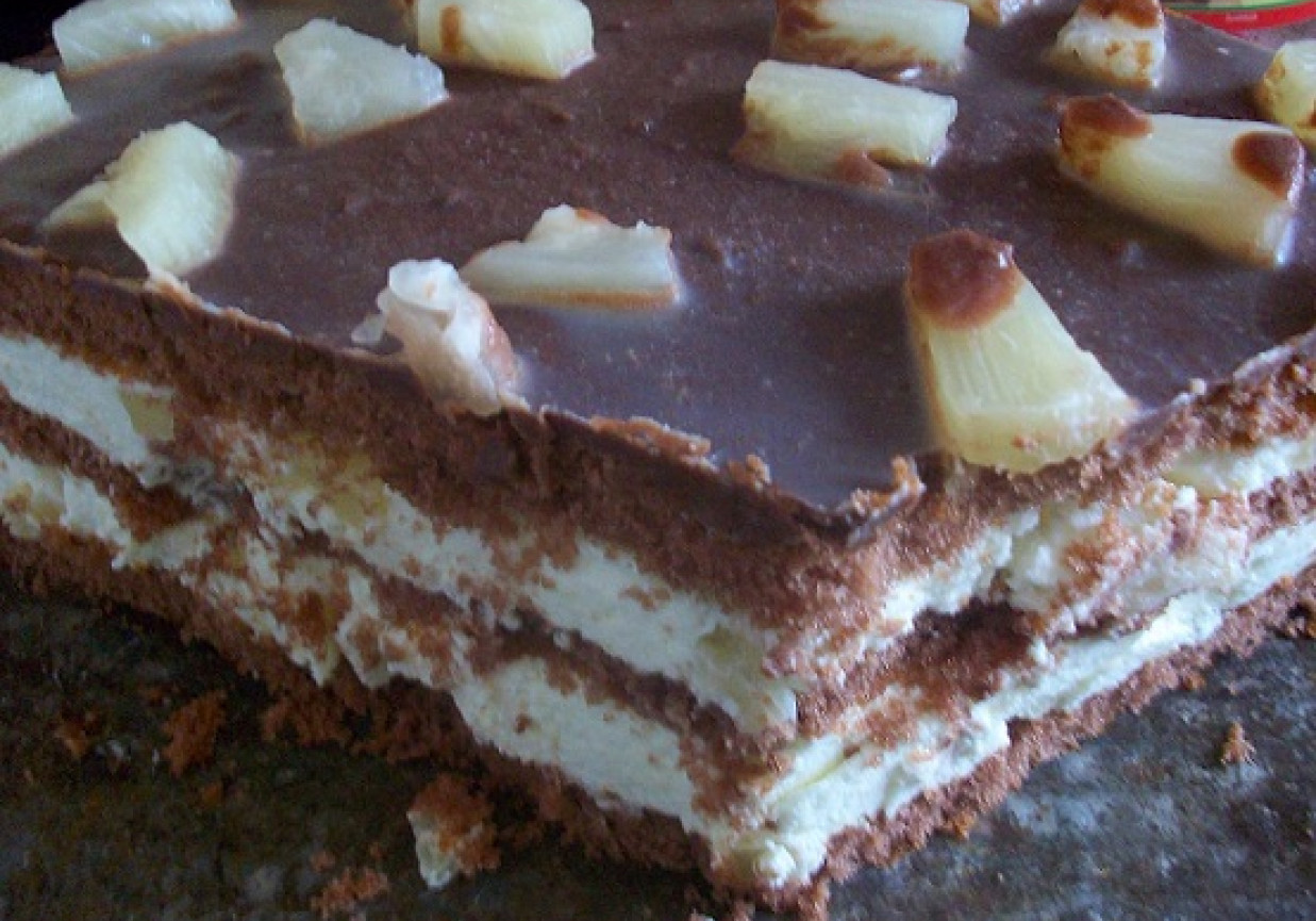 Tort czekoladowy z cytrynową masą śmietanową i ananasem foto