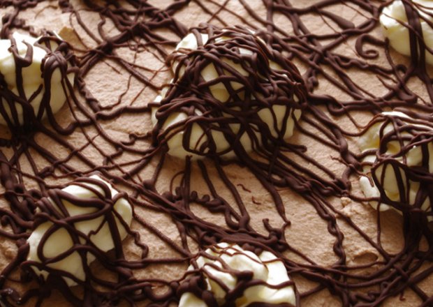 Fotografia przedstawiająca Tort czekoladowy z gruszkami