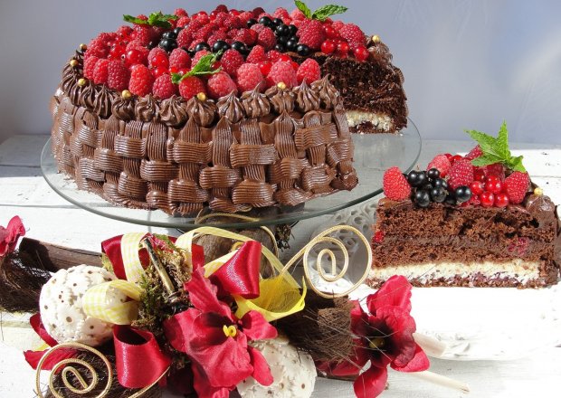 Fotografia przedstawiająca Tort czekoladowy z kokosem i owocami