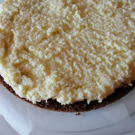 Krok 4 - Tort czekoladowy z kokosem i owocami foto