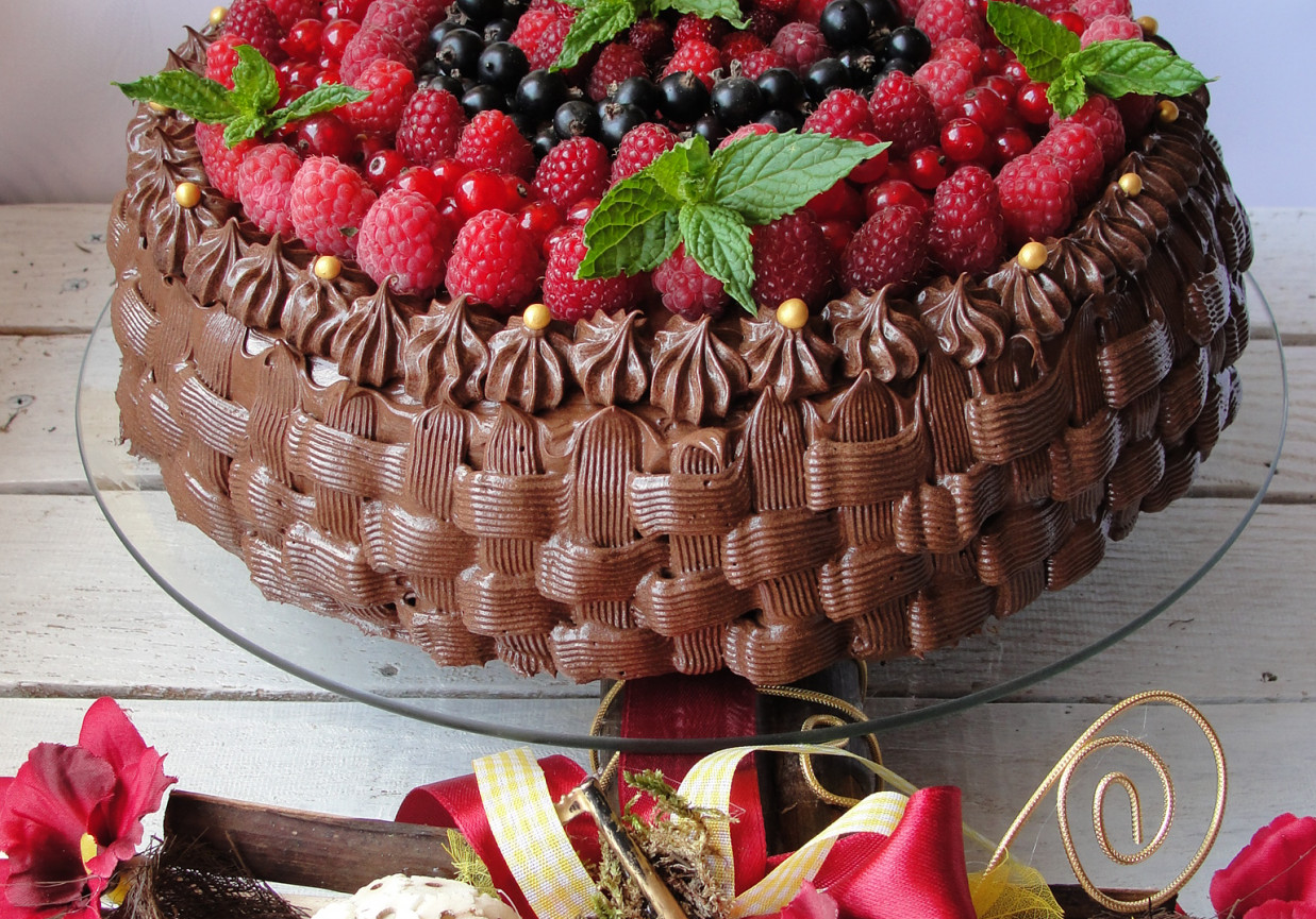 Tort czekoladowy z kokosem i owocami foto