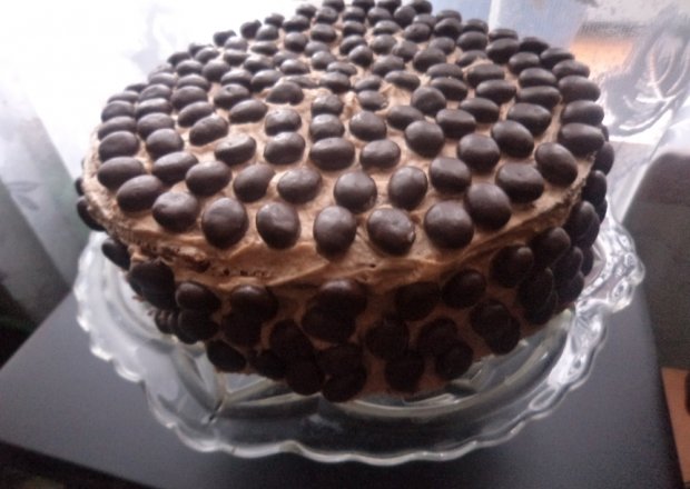 Fotografia przedstawiająca Tort czekoladowy z kremem russel i amaretto